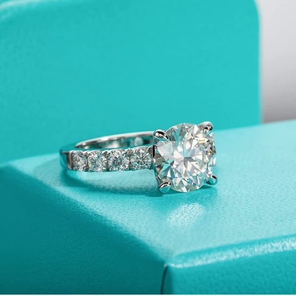 4.3 ct tw dazzling round brilliant cut moissanite diamond engagement ring - Picture 4 of 10